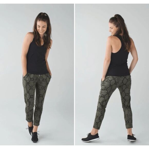 Lululemon Jet Crop Slim Luxtreme 4 Snake Print Green Pull On Joggers - Picture 2 of 7